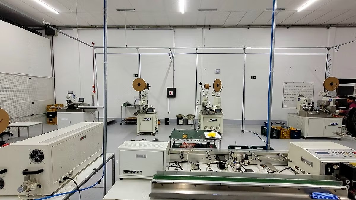 Maquinário especializado WANG na fábrica Lonni Chicotes para produção da linha pesada e agrícola